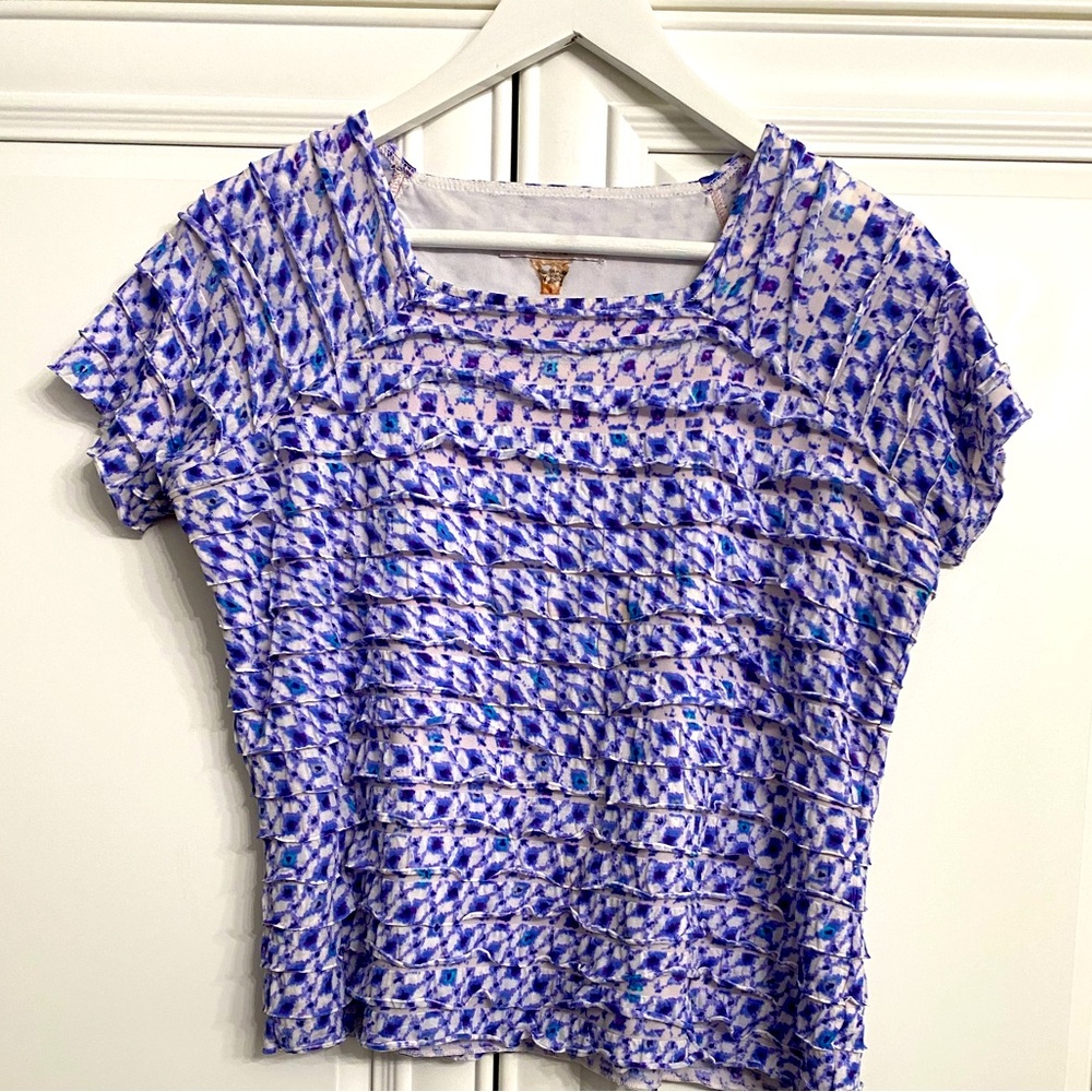 Tan Jay Women’s Petite Small Blue and White Ruffle Patterned Short Sleeve Top